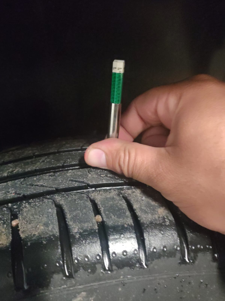 Control de profundidad de neumáticos